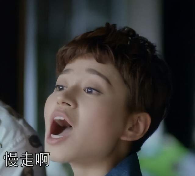 蓬松的头发,牙齿微微凸起,剧中的张雪儿总是一副不修边幅的屌丝形象.