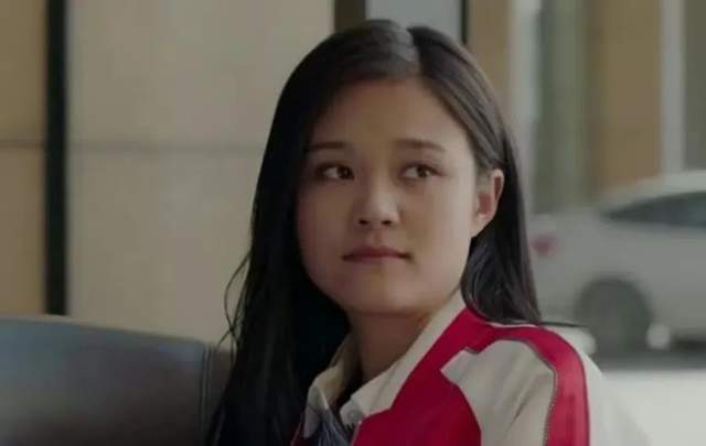 之后岳以恩又在电视剧《美好生活》里饰演一个倒追张嘉益的小姑娘贾