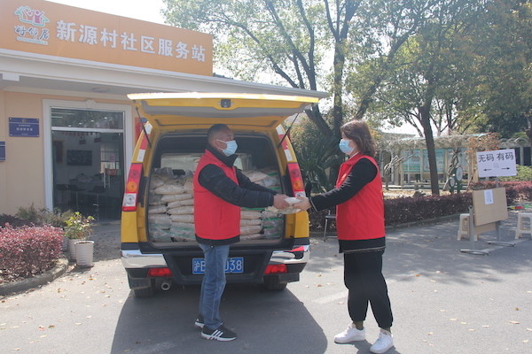 新源村家庭农场主曹林坤在此次石湖荡镇封闭管理中,不仅积极参与村级