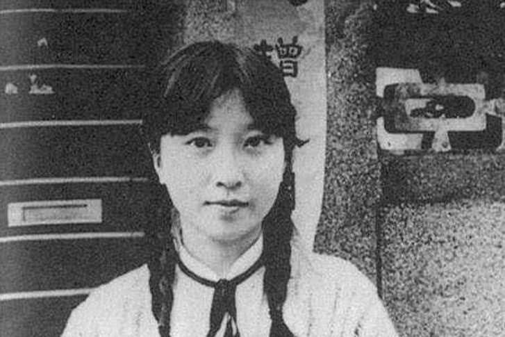 受父亲的影响,余爱珍从小更像是一个男孩子,性格非常豪爽,最喜欢做的