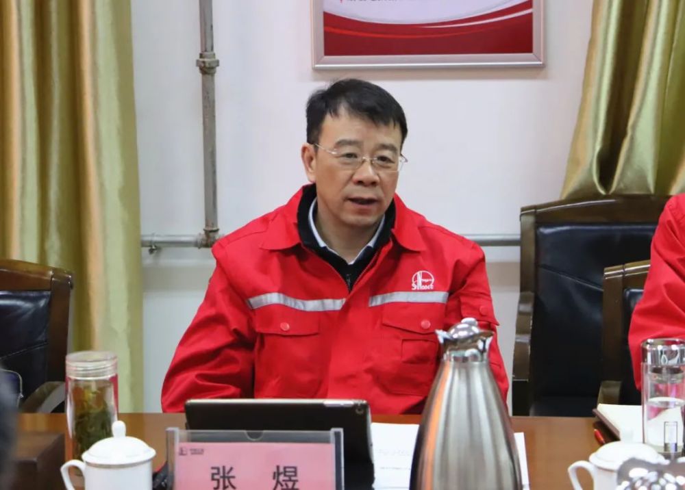 听完汇报后,张煜现场查看了油田治安消防中心应急抢险装备,应急实训