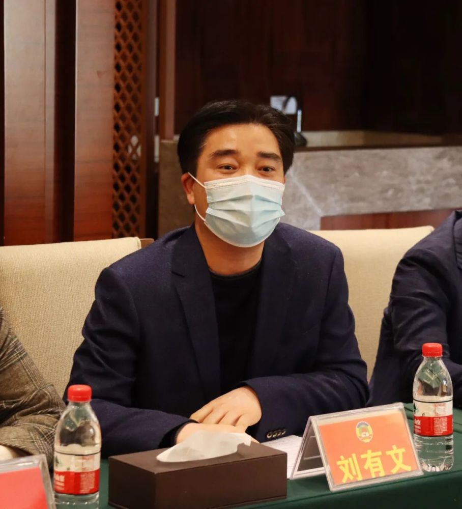 区委副书记刘有文就项目推进相关情况进行发言.