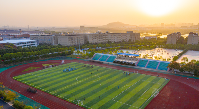 职业学院,位于美丽的汤逊湖半岛之上,是武汉市唯一家集迷你九洞灯光