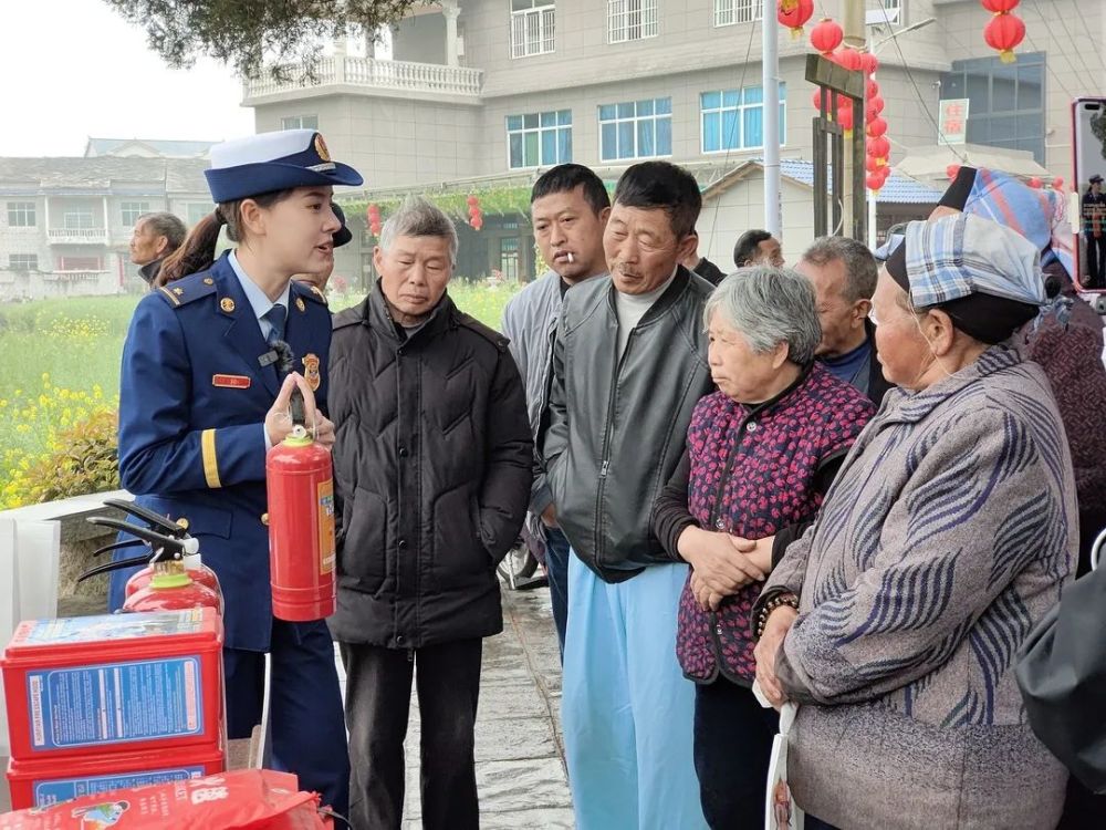 随后消防监督员罗艺走进古老鲍屯村,重点对村民自建房电线敷设否符合