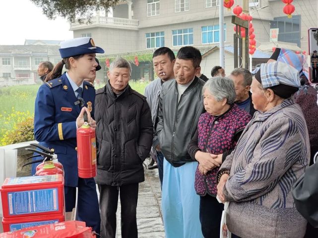 随后消防监督员罗艺走进古老鲍屯村,重点对村民自建房电线敷设否符合