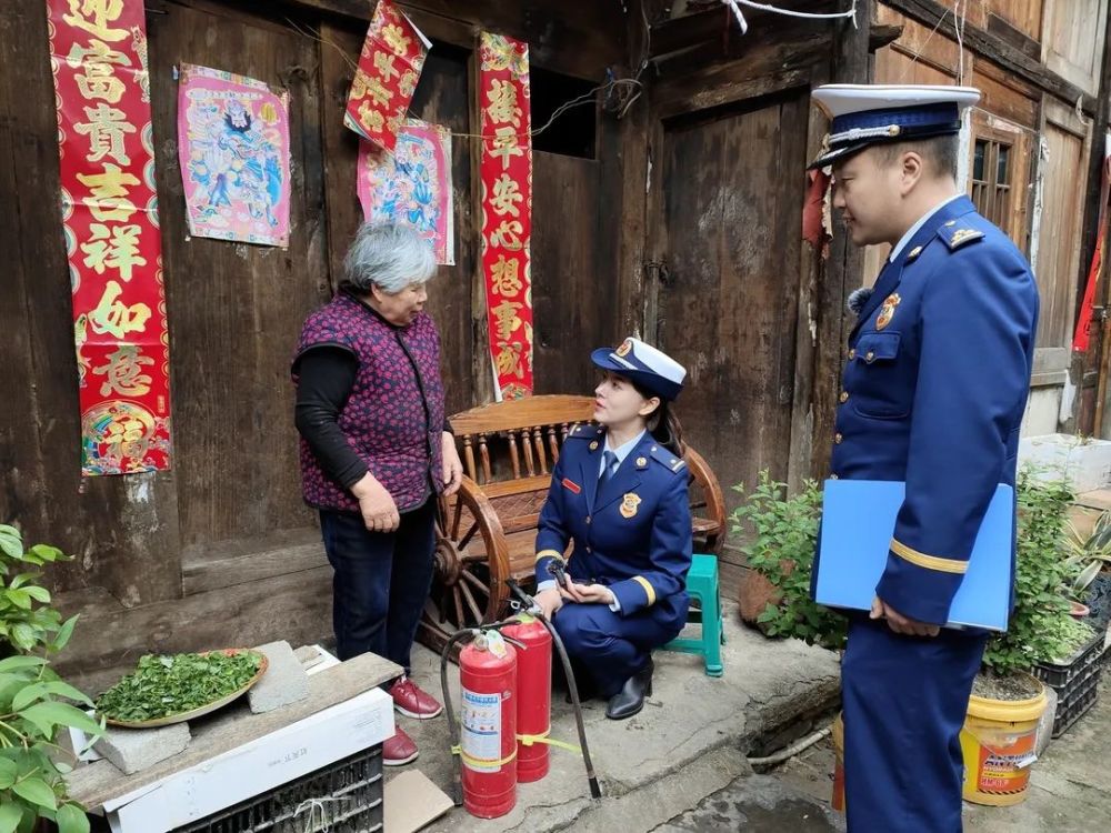 随后消防监督员罗艺走进古老鲍屯村,重点对村民自建房电线敷设否符合