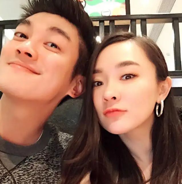 霍思燕与闺蜜逛珠宝店额头肿胀不自然网友质疑医美过度