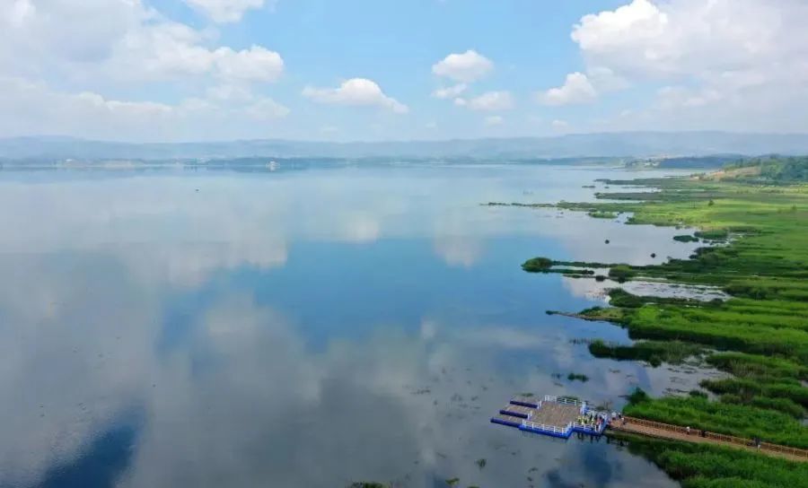 威宁草海位于贵州省毕节市威宁彝族苗族回族自治县,是云贵高原上最大