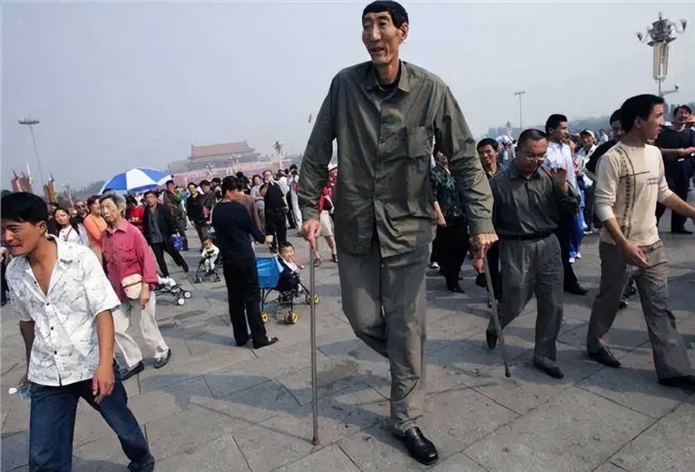 中国第一巨人鲍喜顺不听医生劝告老来得子小孩现在有多高了
