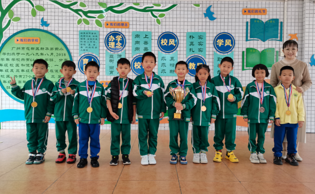 季军 一8班第四名 一9班二年级颁奖照片冠军 二3班亚军 二4班季军 二2