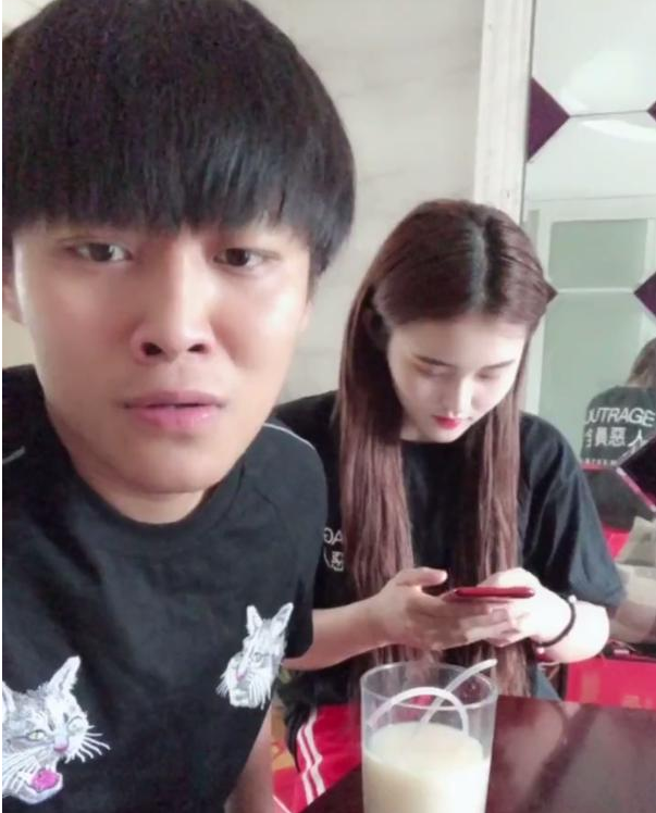 疯狂小杨哥停播后开直播现场模特饱受争议网友赶紧封