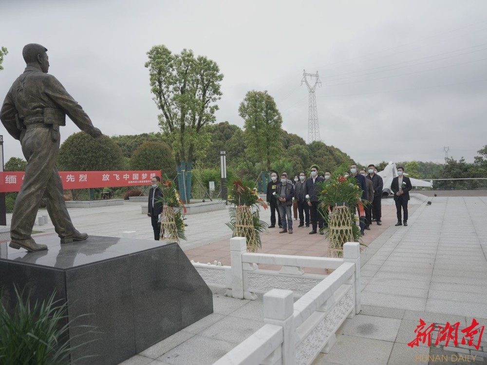 春风翠柏祭英魂岳阳市退役军人事务局祭扫张超烈士墓