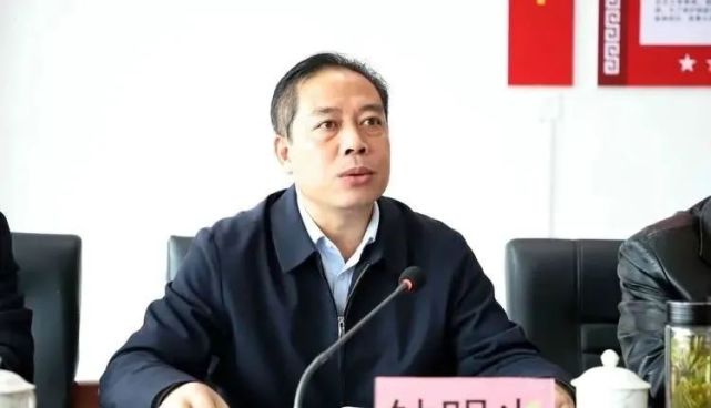 议程一:区党群工作部部长余少卿宣读区党工委对陈宗炫同志的聘任决定