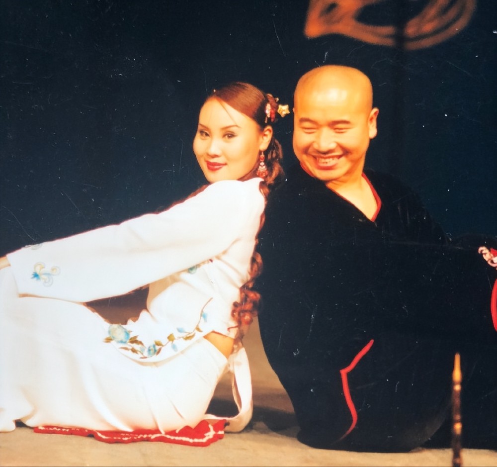 二人转演员李琳嫁大11岁王小利恩爱22年生一儿一女一家五口幸福美满