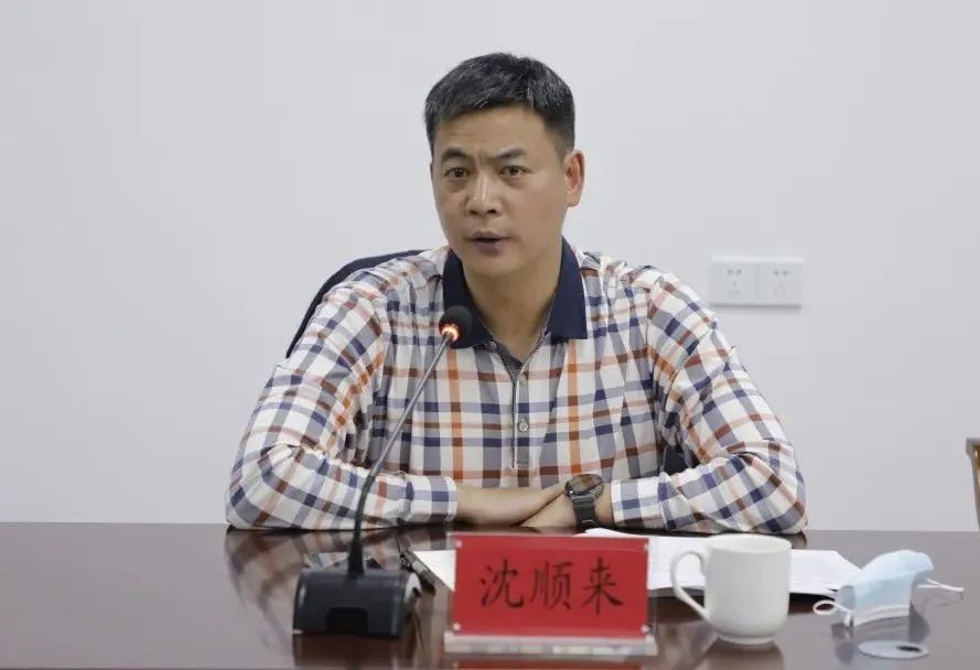 调研中,沈顺来一行检查了陈岱镇白礁村诏安湾海域海上养殖清退情况,竹
