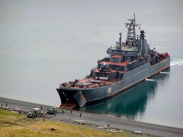 两栖作战部分出现在严重的短板,大量苏联时建造的老式登陆舰依然在