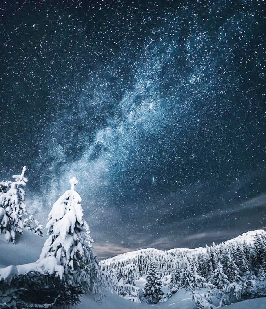 挪威孔斯贝格的雪夜星空