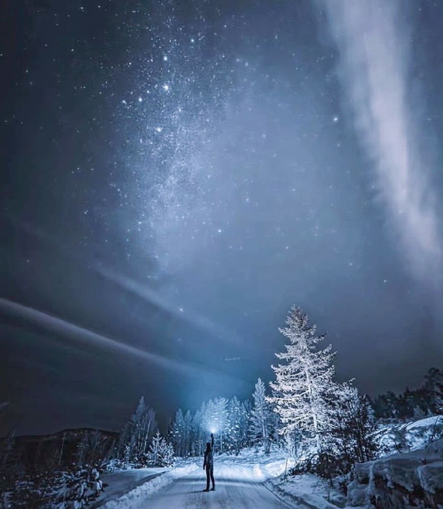 挪威孔斯贝格的雪夜星空