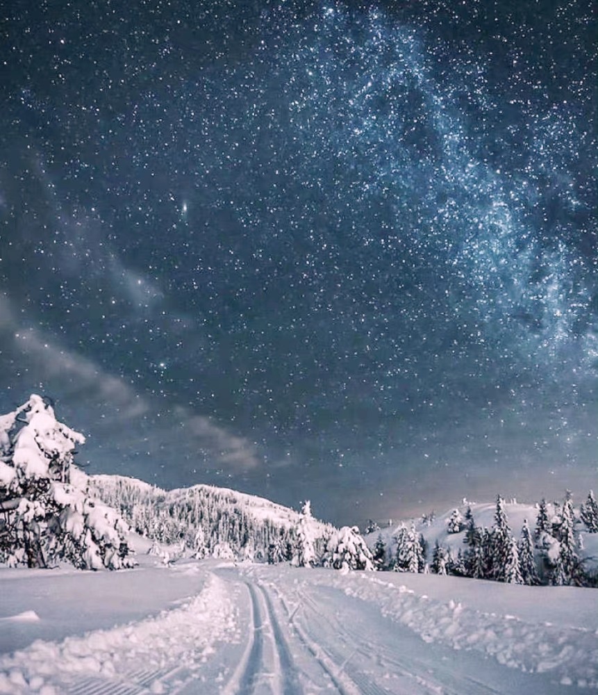 挪威孔斯贝格的雪夜星空