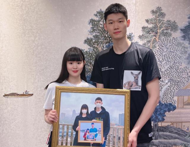 从高中时代两人就相识相知,经过了6年的爱情长跑,胡金秋和王璐在2020