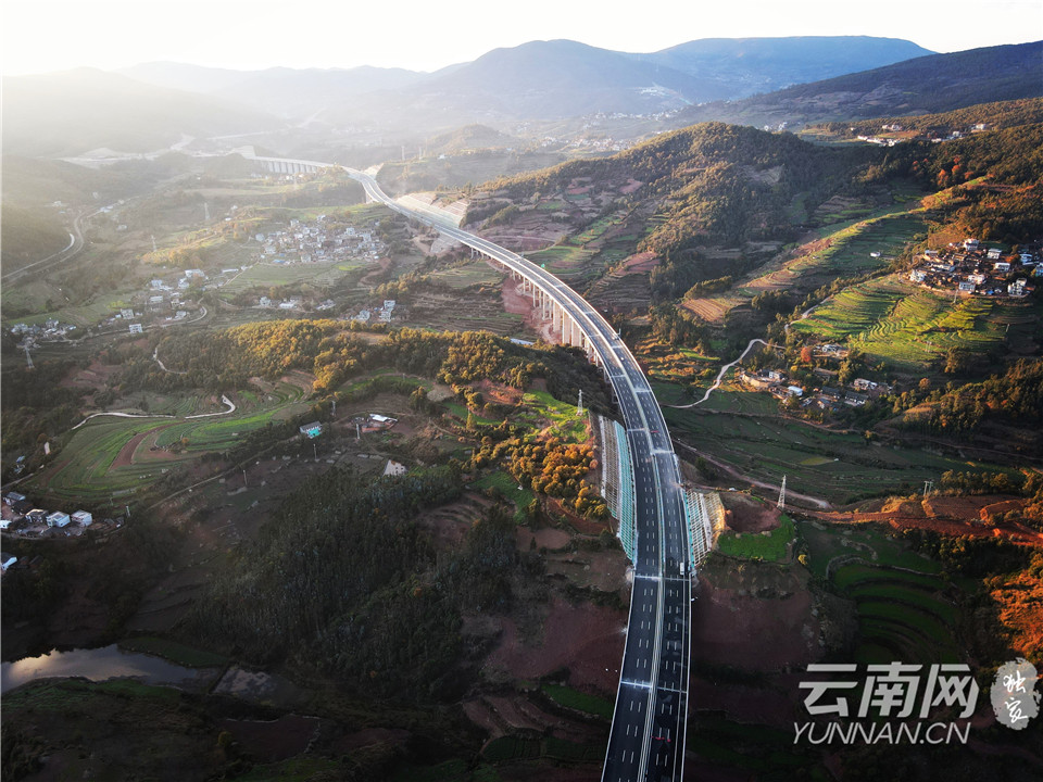 路基建设中照片 赵诚春 摄牟定服务区 供图跨成昆铁路特大桥建设中