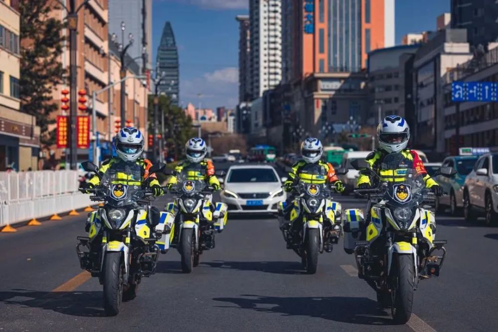 乘风破浪的女骑警又飒又美