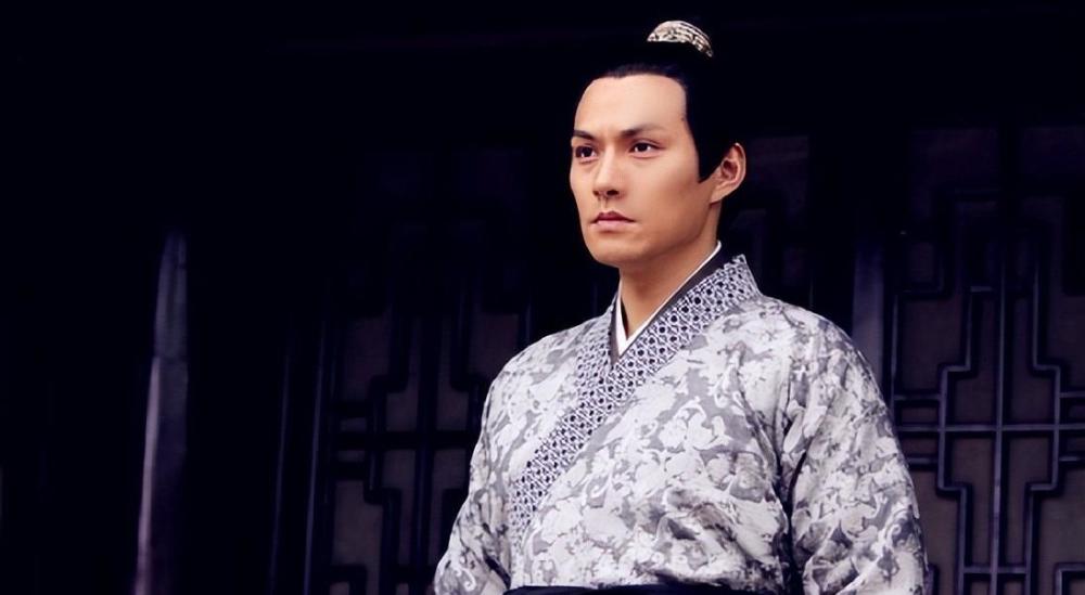 在《倾世皇妃》里他饰演皇子孟祈佑,在剧里和霍建华的颜值不相上下