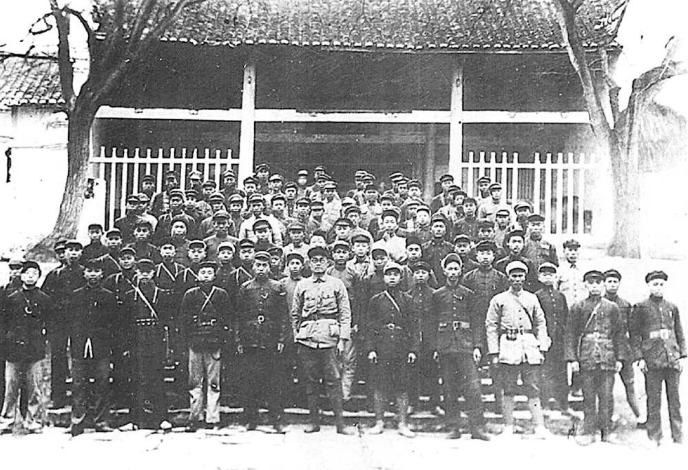 指挥员1903年,龙云出生在贵州锦屏县清水江畔的一个穷苦苗族农民家庭