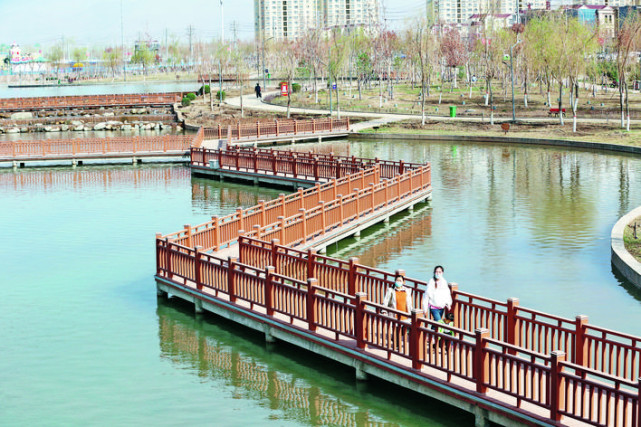 3月29日,库车市民在东湖景区游玩.