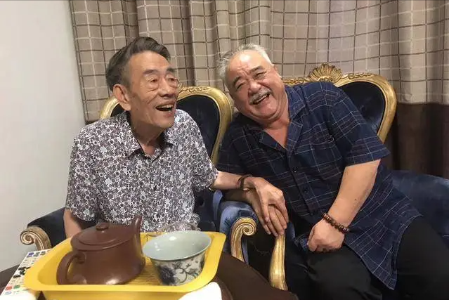 90岁杨少华双手颤巍仍喝酒吃肉一人拉扯五个娃的苦日子到头了