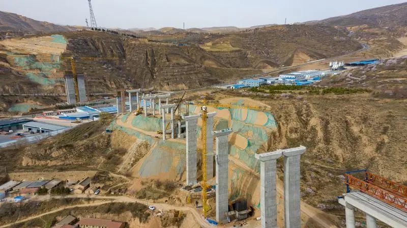 银昆高速公路彭阳过境段正在施工中