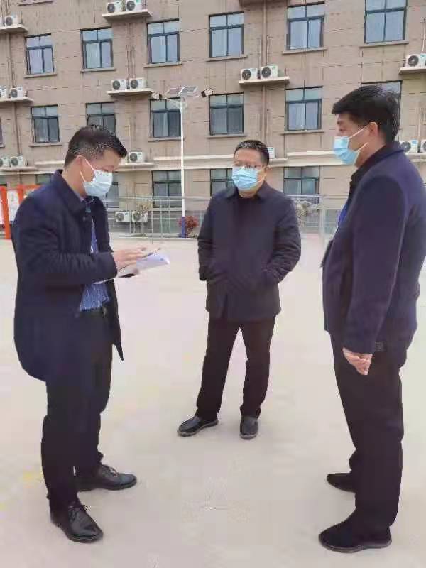 义亲临一线坐镇指挥,带领局资助股主任韩金栓,杜曲镇中心校校长张中凯
