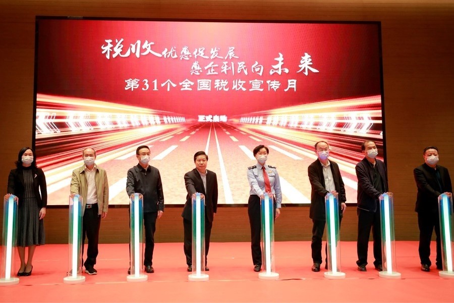 汕尾市政府副秘书长余振光介绍了过去一年汕尾市经济社会发展状况:"全
