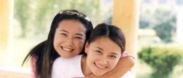 她放弃了大学和婚礼,全心供养贾玲9年,贾玲成名后
