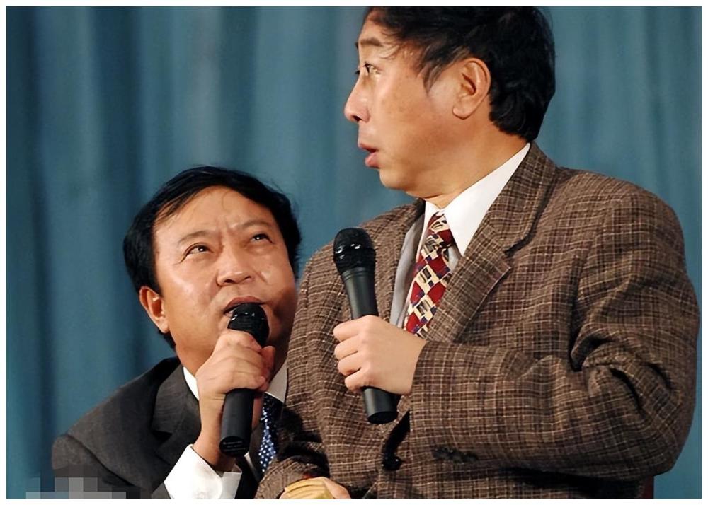 64岁冯巩坐家中讲相声手舞足蹈太激动口水吐果盘上称没法吃