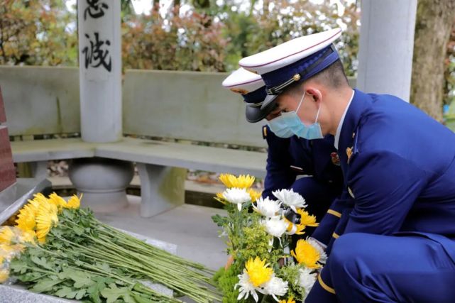 义乌市消防救援支队组织消防救援人员专程前往武义看望慰问邹宁浩烈士