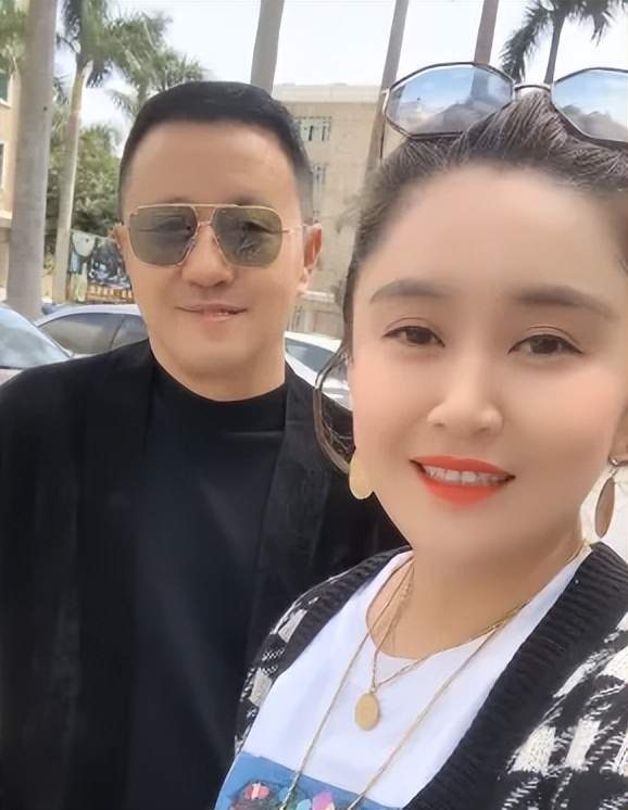 王小宝与前妻离婚后再娶小19岁的吴琼今57岁一儿一女乐开怀