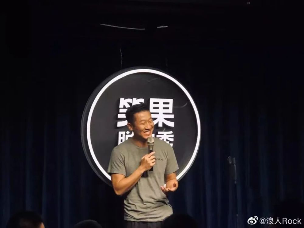 一个状态欠佳的脱口秀演员决定去真人秀里剖开自己