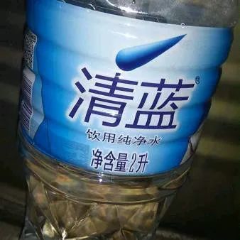 喝的水叫清蓝大水,价格也很便宜,2块钱2l装.