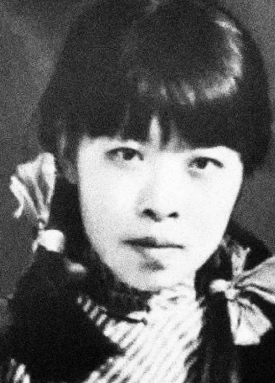 萧红为了表示对他的感激,决定将《呼兰河传》的版权赠与骆宾基.