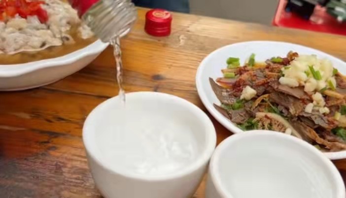 早就是文化还是陋习监利早酒之城7点坐满一条街一天不喝不舒服