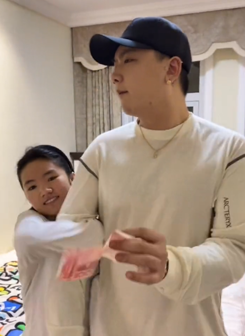 崔晋用钱收买李勒优,给其化"胡子妆",网友:坑妹妹第1名