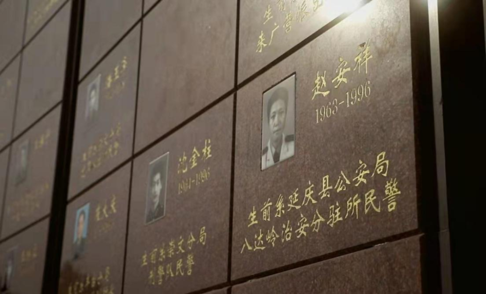 的旗帜76位被批准为革命烈士先后有393名公安民警和现役官兵牺牲在
