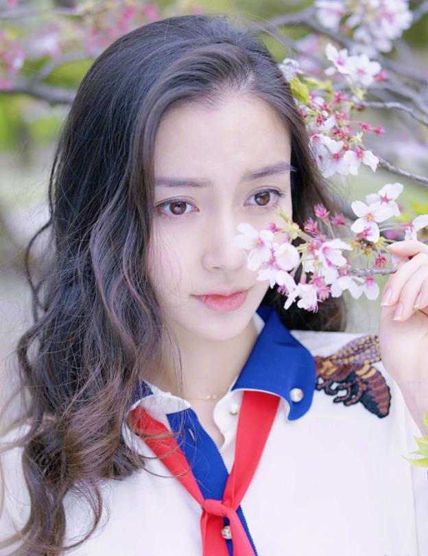 angelababy六年后再赏樱花淡妆浓抹总相宜真是人比花娇