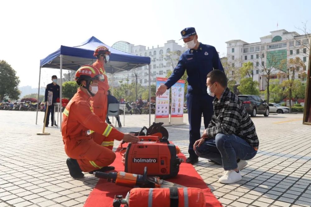 "春风送岗 火焰蓝"招聘会招聘会现场嘉鱼县消防救援大队嘉鱼县退役