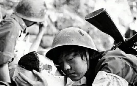 1986年老山战场照《死吻》:那名救护队女战士张茹,如今现状如何