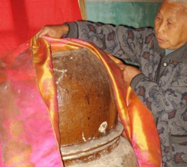 2000年江西孝子遵遗嘱把亲爹制成木乃伊供家中无人敢串门