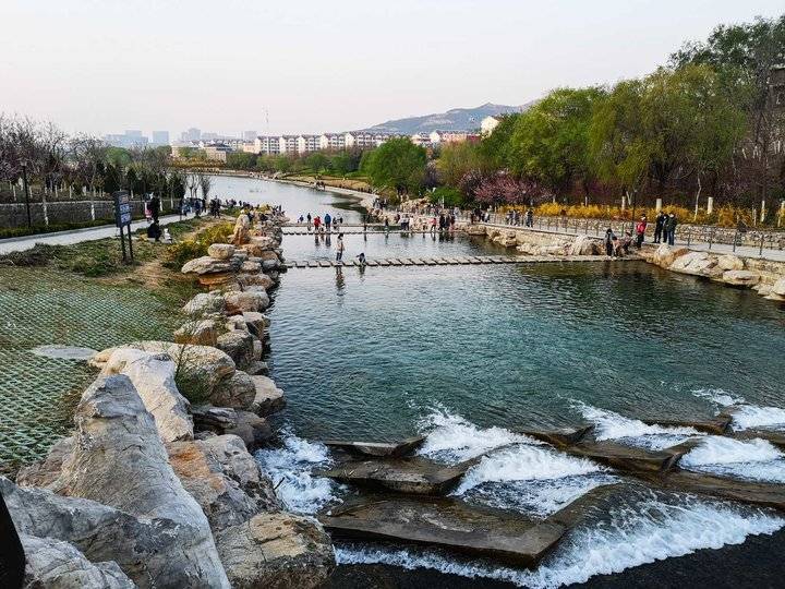 昨日的济南艳阳高照,蓝天下的孟家水库景色优美,泉城市民纷纷带着孩子