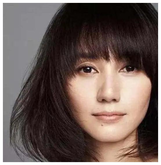 刘敏涛这颗痣也很有特点,点缀在下巴上,顿时生动起来,有了不少妩媚