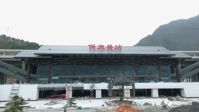 中铁十八局襄阳指挥部执行经理 李国勇:郑万高铁保康县站站前广场系为